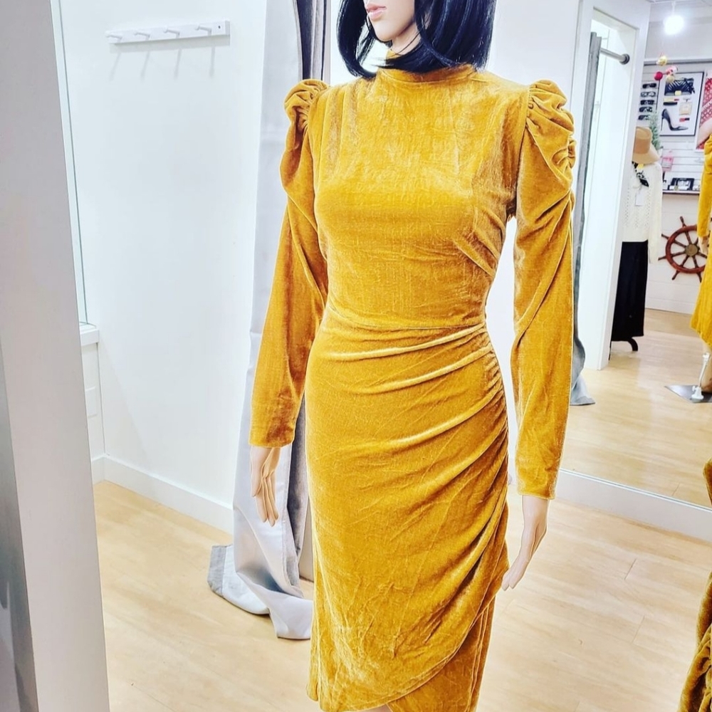 Velved dress long sleeve in yellow mustard , Fits nicely in the bodie.